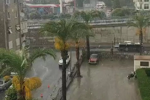 İzmir'de şaşırtan sağanak