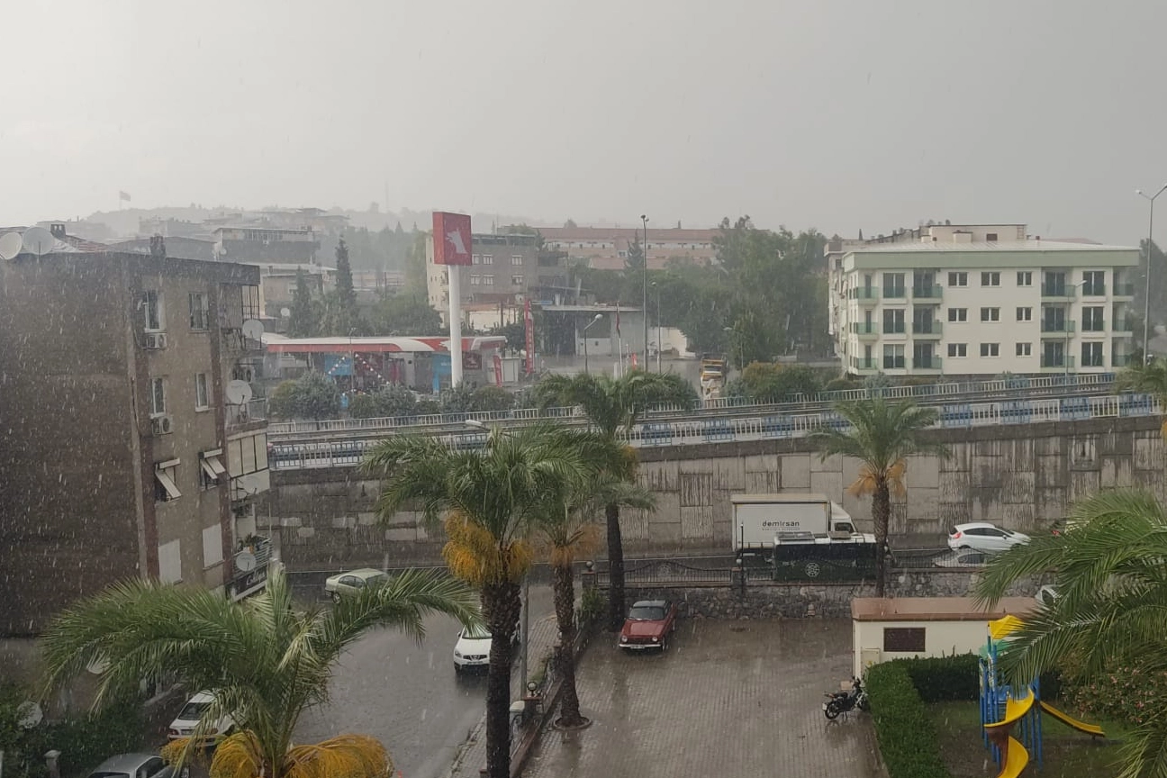 İzmir'de şaşırtan sağanak