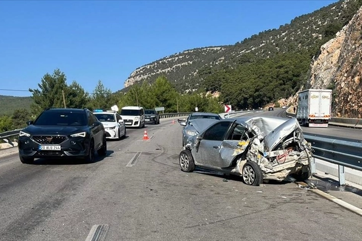 Antalya'da zincirleme kaza: 1 ölü, 1 yaralı