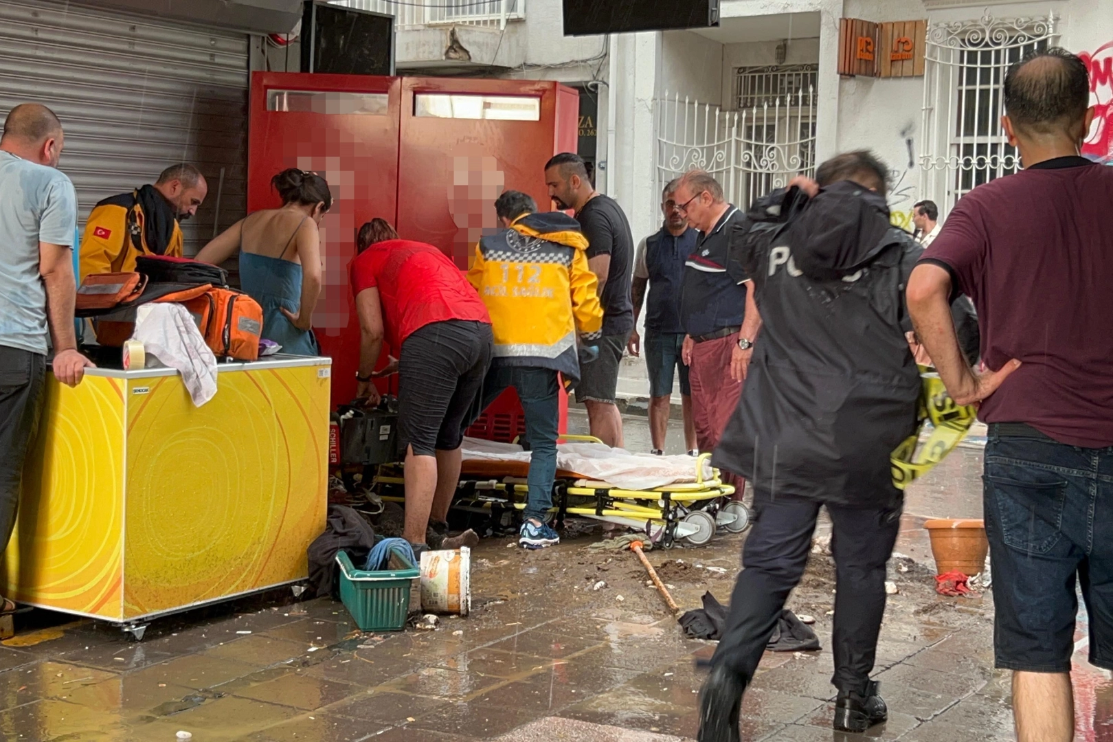 İzmir'de sağanak yağış can aldı: Alsancak'ın göbeğinde 2 ölü