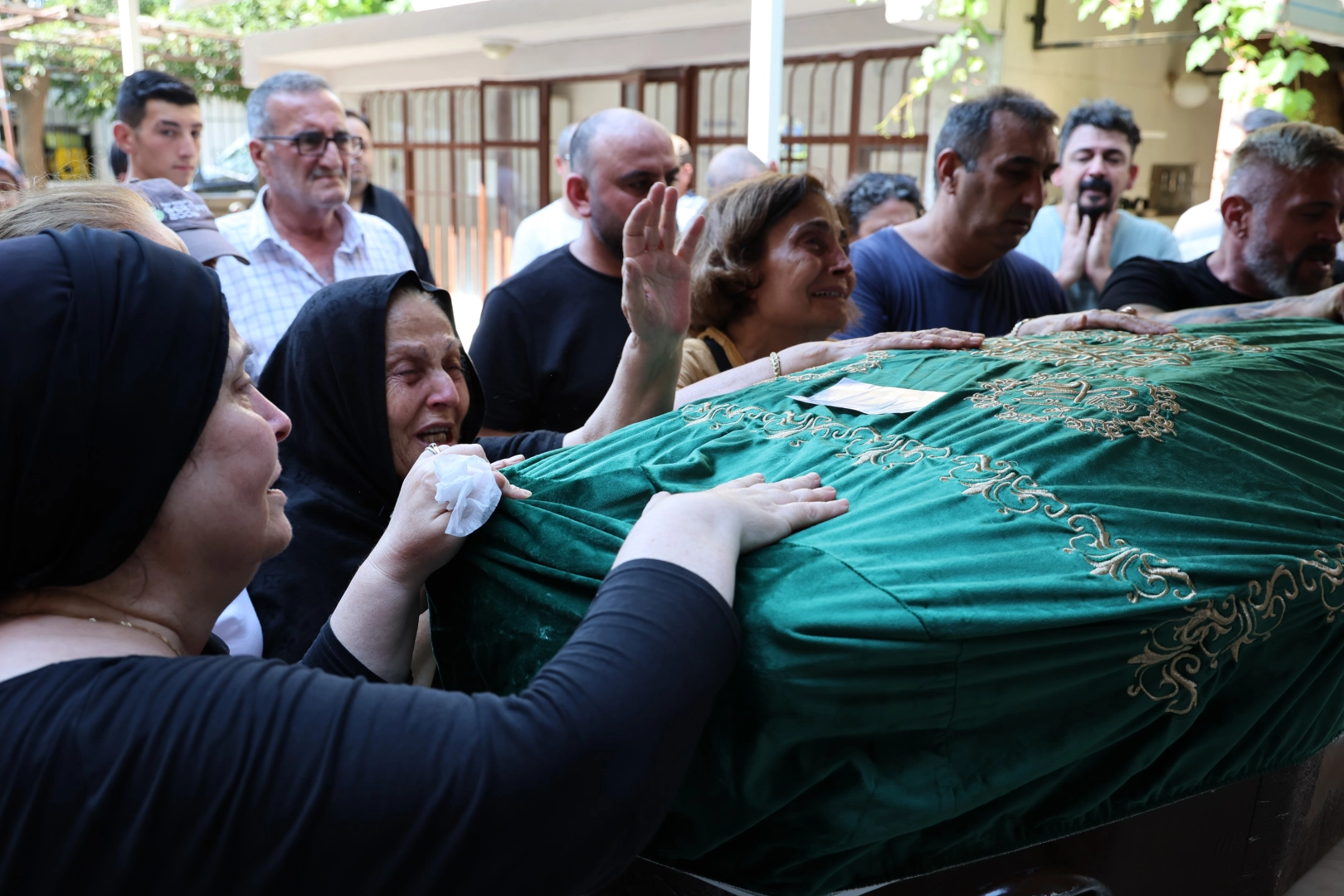 İzmir’in acı günü: Alsancak’ta ölen iki kişi gözyaşları içinde toprağa verildi