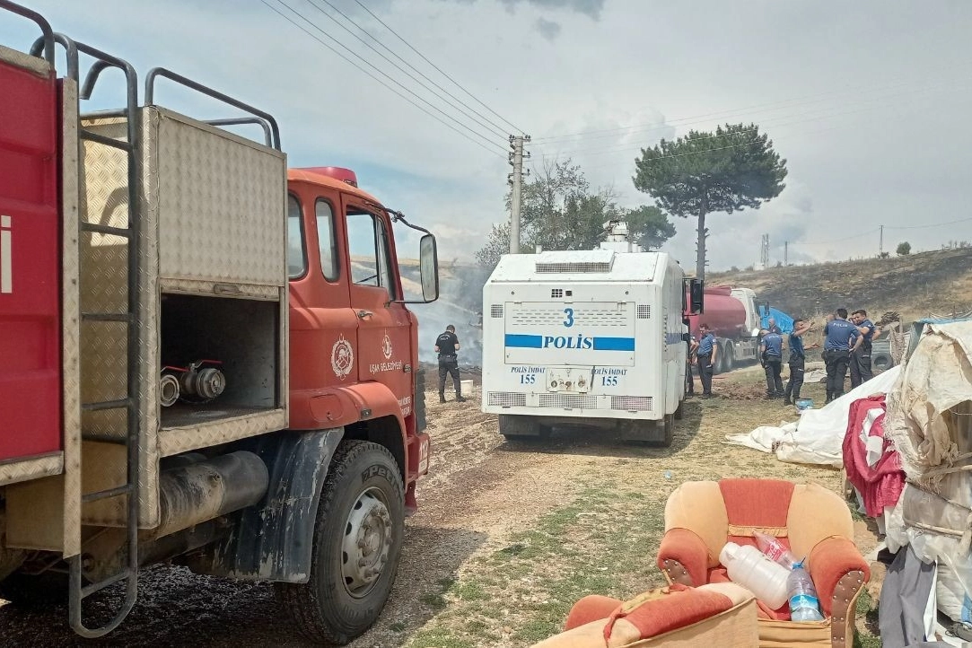 Uşak'taki yangın az kalsın evlere sıçrıyordu!