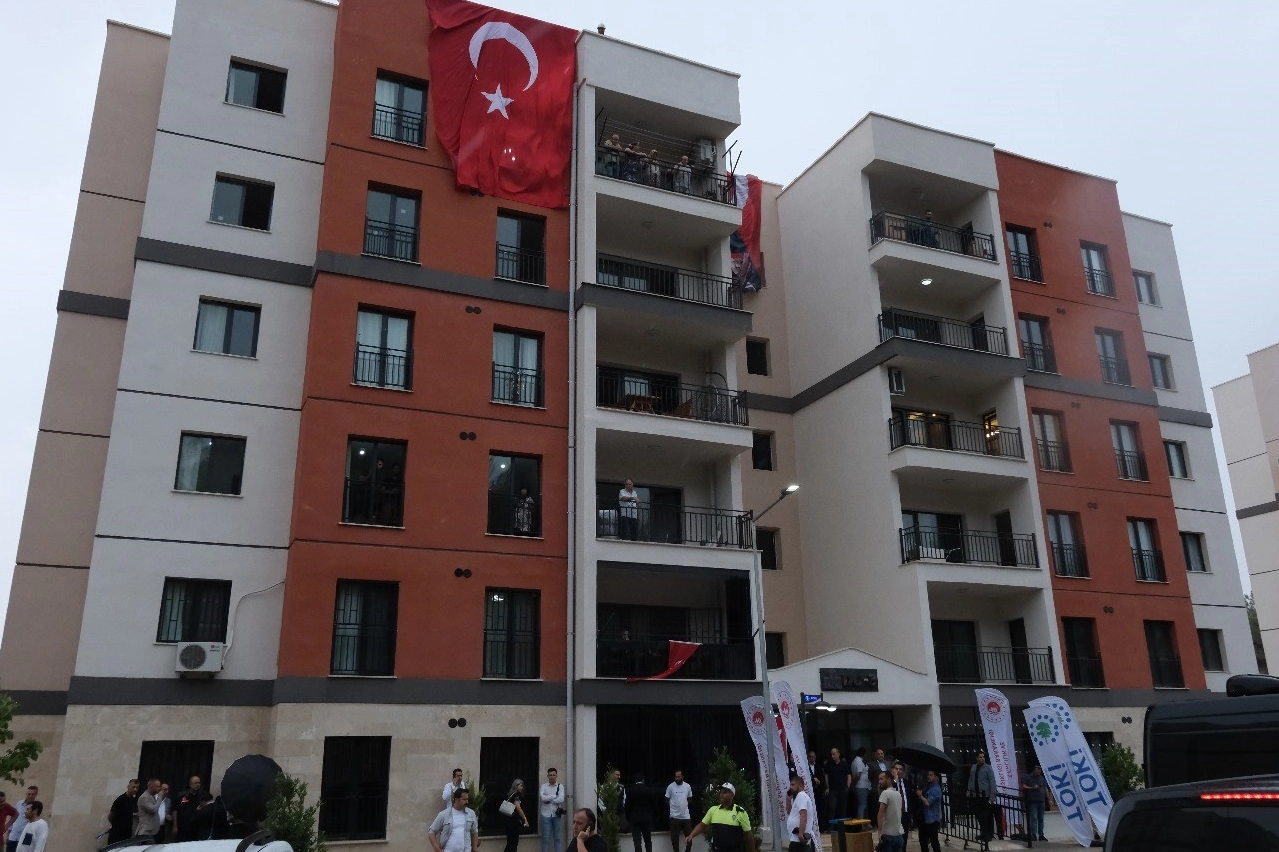 Bakan Kurum, TOKİ konutlarına yerleşen depremzedeleri ziyaret etti haberinin görseli