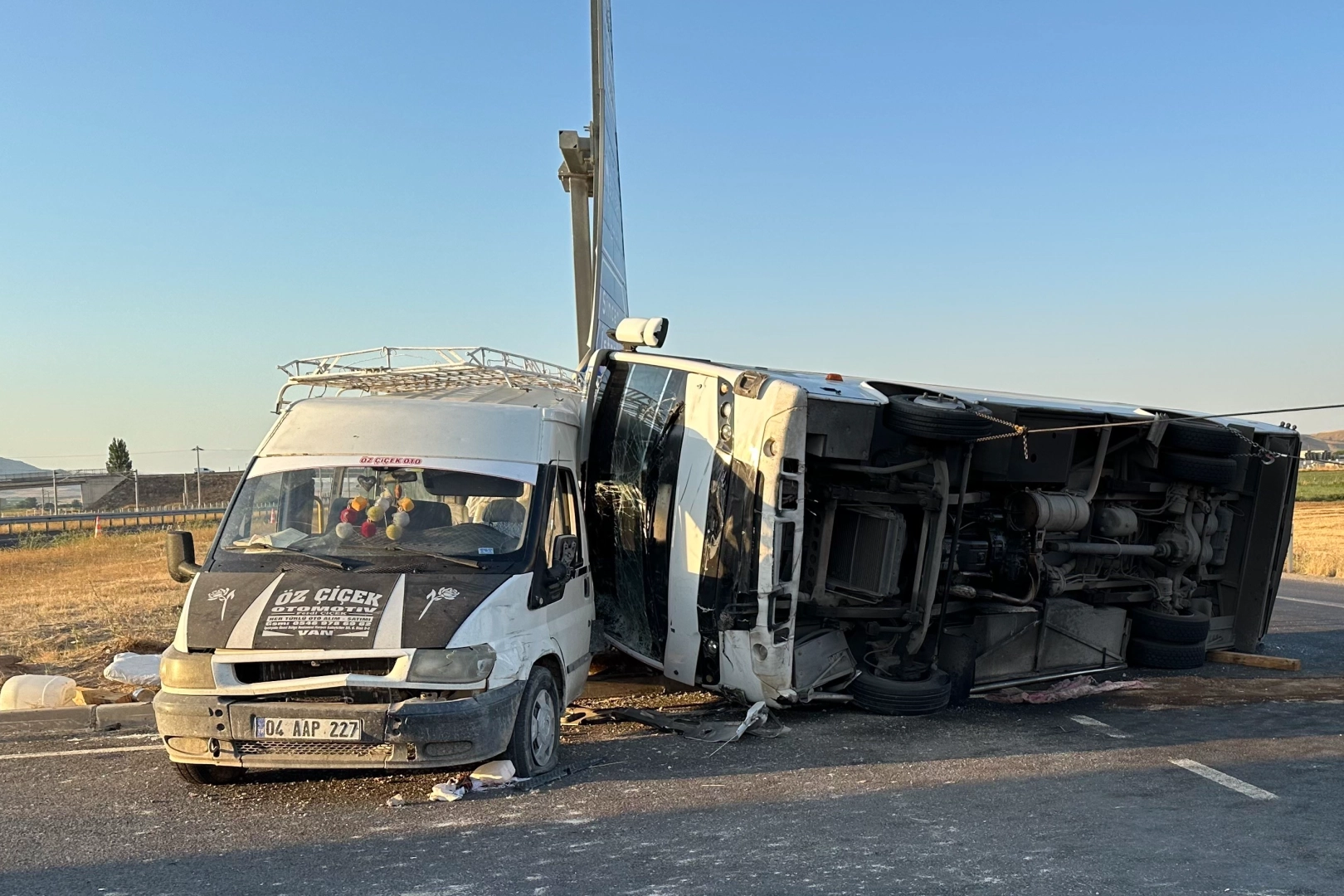 İşçileri taşıyan iki araç çarpıştı: 1 ölü, 16 yaralı haberinin görseli