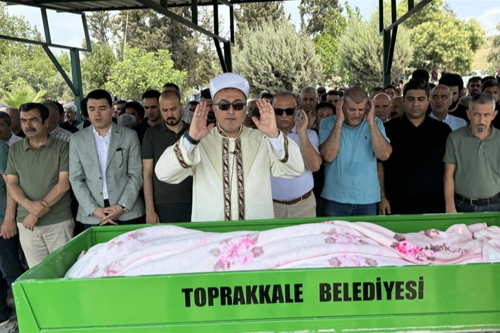 İzmir'de elektrik akımına kapılıp ölen Özge Ceren Deniz'in cenazesi Osmaniye'de defnedildi