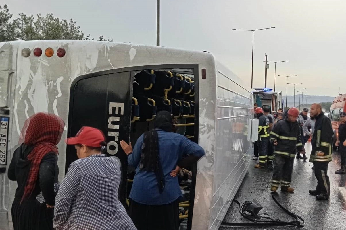 Tarım işçilerini taşıyan otobüs devrildi: Çok sayıda yaralı var! haberinin görseli