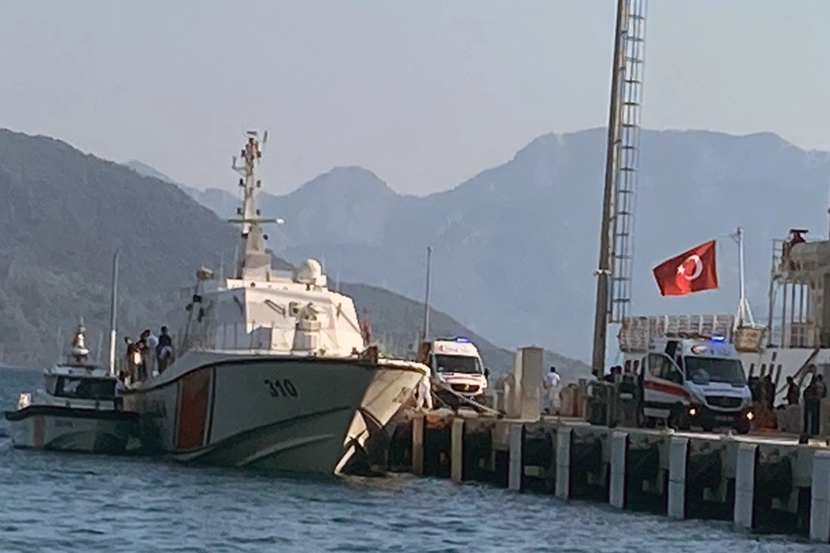 Yanan teknedeki yaralılar hastanelere sevk ediliyor haberinin görseli