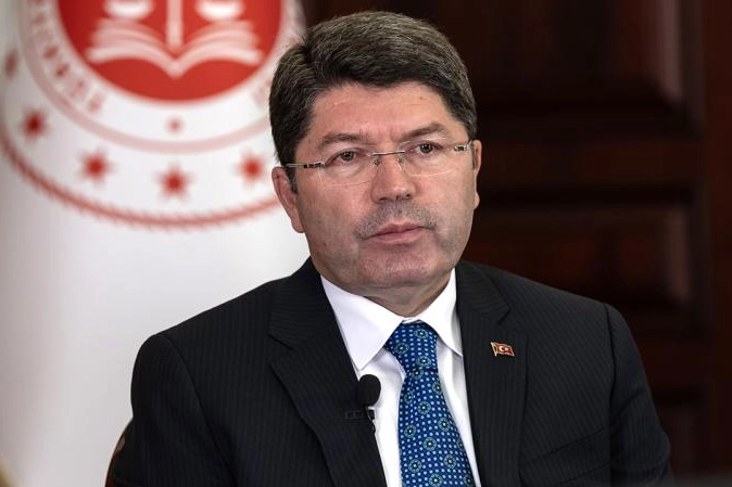 Bakan Tunç: Çeşme'deki yangının çıkmasına neden olduğu değerlendirilen 4 şüpheli gözaltına alındı! haberinin görseli