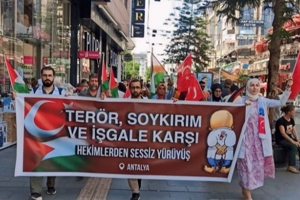 Hekimler bir kez daha Gazze için yürüdü haberinin görseli