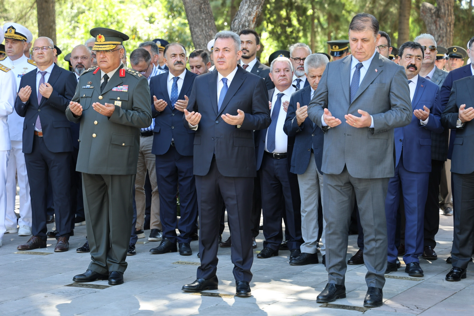 İzmir'de 15 Temmuz şehitleri dualarla anıldı haberinin görseli