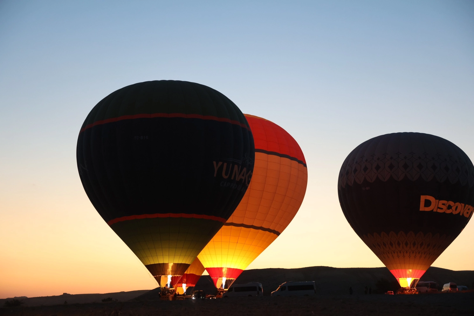 Kapadokya’da Türk bayraklı sıcak hava balonları gökyüzünde