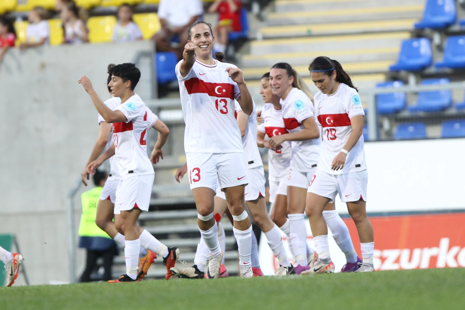 A Milli Kadın Futbol Takımı play-off’ları garantiledi