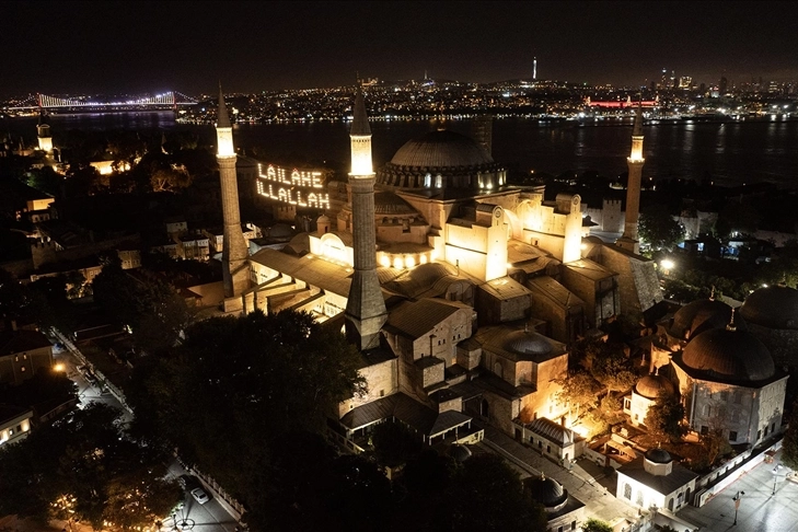 Dün gece ülke genelindeki camilerden sela sesleri yükseldi haberinin görseli