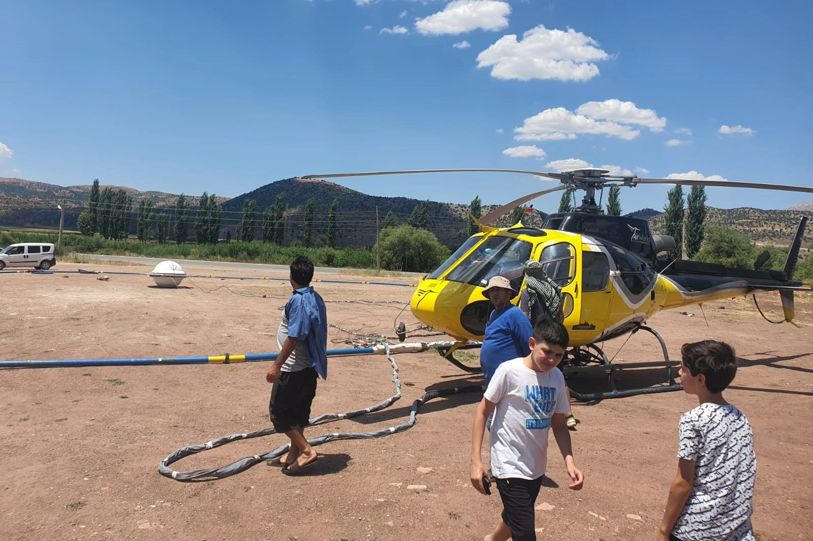 Helikopterle maden araştırması  vatandaşların ilgisini çekti