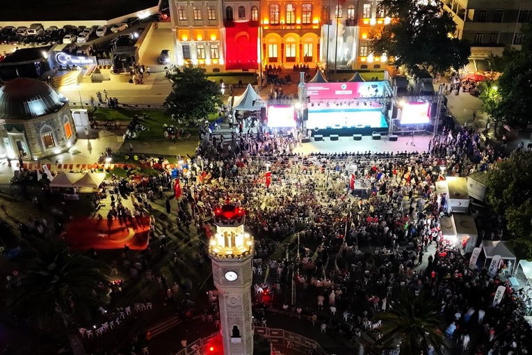 İzmir'de 15 Temmuz Demokrasi ve Milli Birlik Günü dolayısıyla etkinlikler yapıldı