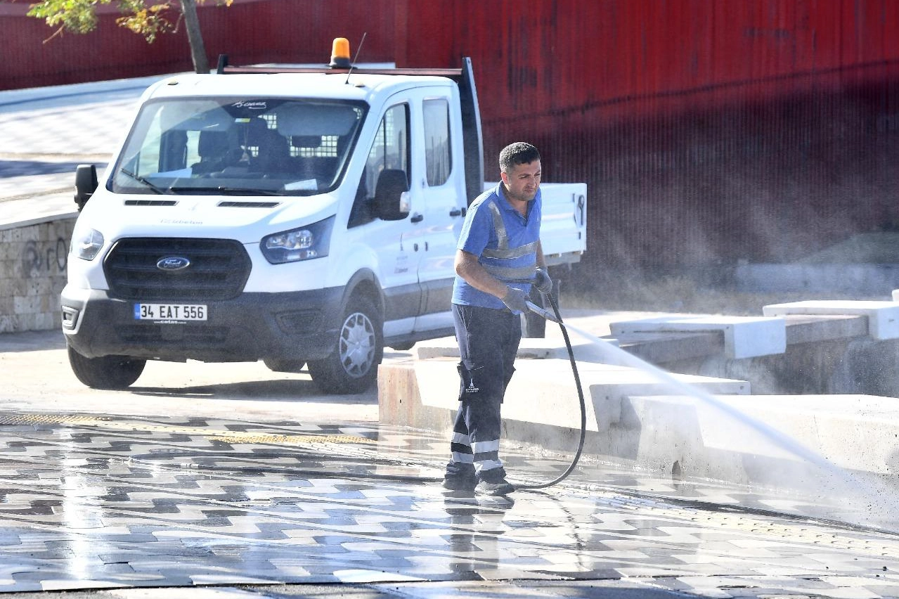 İzmir sokaklarında temizlik seferberliği