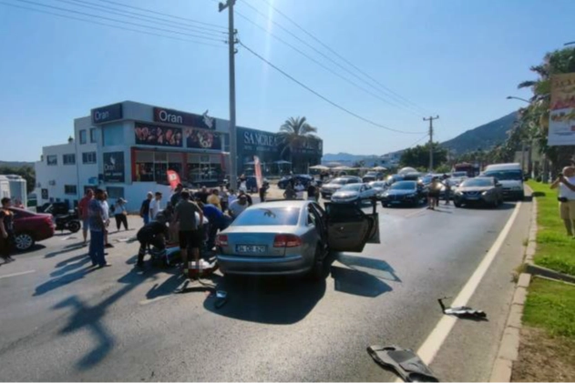 Muğla’da feci kaza: Otomobil minibüse çarptı, ortalık savaş alanına döndü