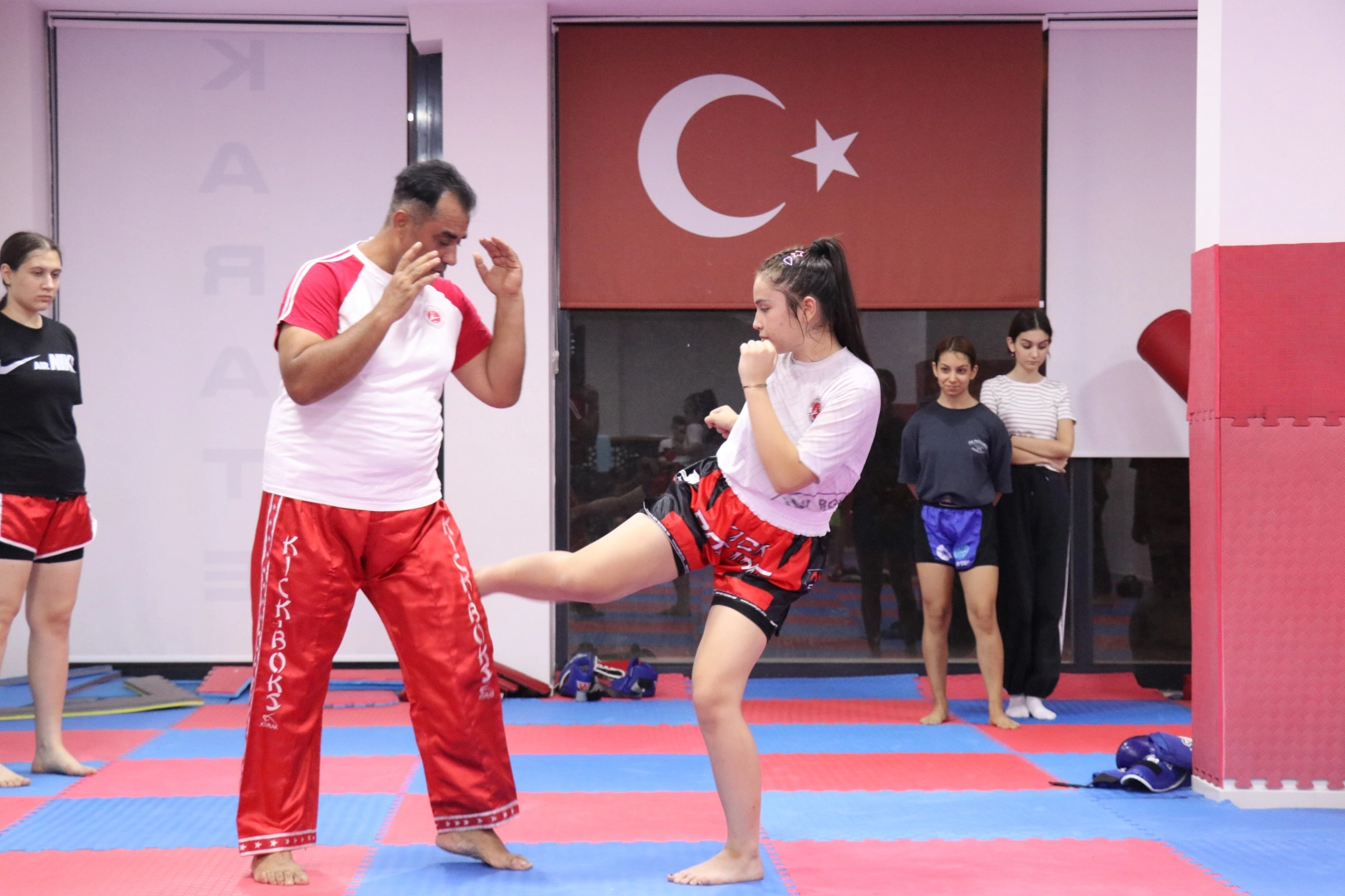 14 yaşındaki Dürdane, Kick Boks’ta Türkiye şampiyonu oldu  