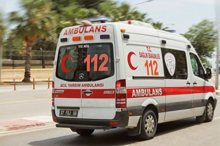 Ambulans  kaza yaptı : 2 sağlık çalışanı yaralandı haberinin görseli