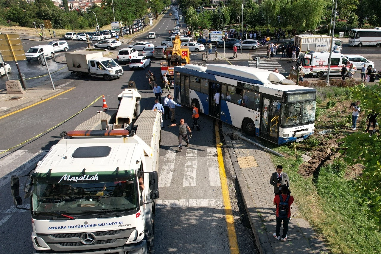 Ankara’daki otobüs kazasının tanığı o anları anlattı: “Şoför, araçlara çarpmamak için ani frenle manevra yaptı” haberinin görseli