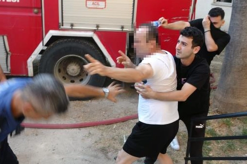 Apartmanın 5. katındaki dairesini yakıp kendini balkona kilitledi haberinin görseli