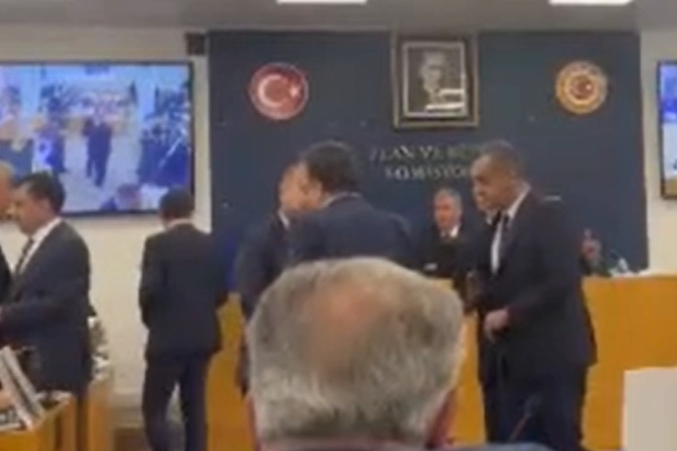 CHP ve AK Partili milletvekilleri arasında “video çekme” tartışması haberinin görseli