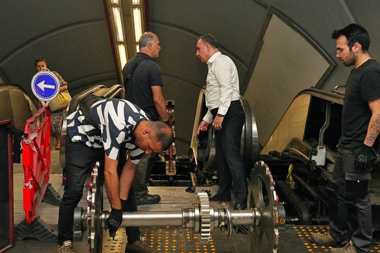 İzmir metronun yürüyen merdivenlerine bakım