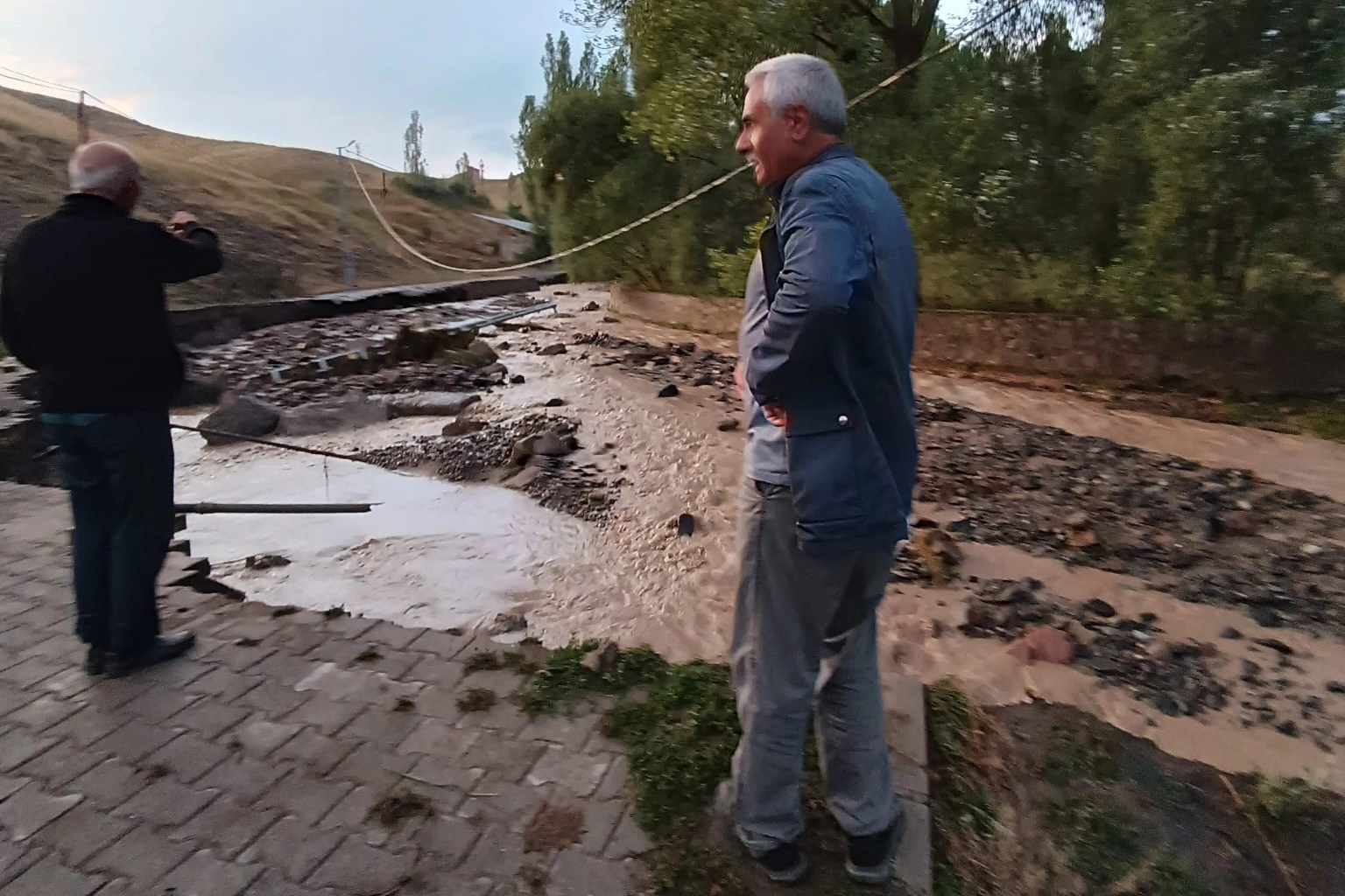 Kars’ı sel vurdu: Yollar yıkıldı, evleri su bastı