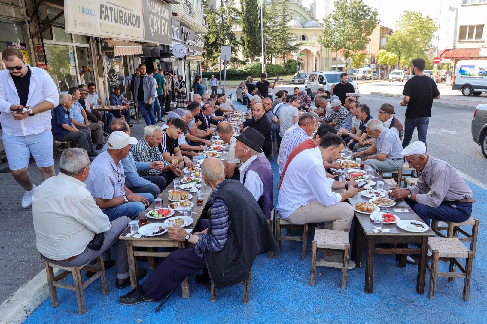 Özkan Yalım, esnaf ve vatandaşla buluştu  