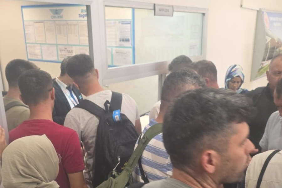 AJet uçağında valiz krizi: Yolcular çılgına döndü haberinin görseli