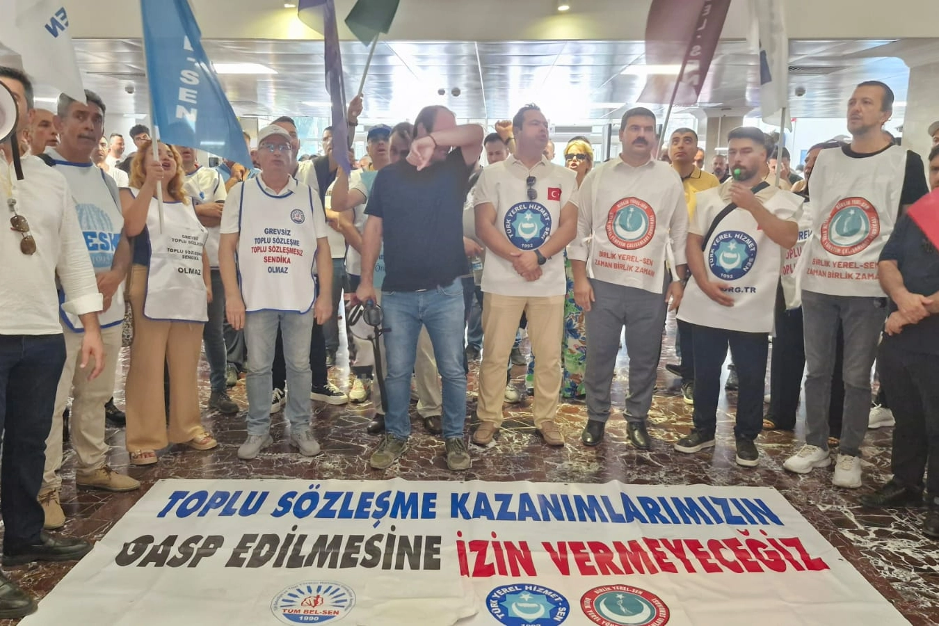 İzmir'de kriz çözülemedi: Memurlar tekrar eylemde haberinin görseli