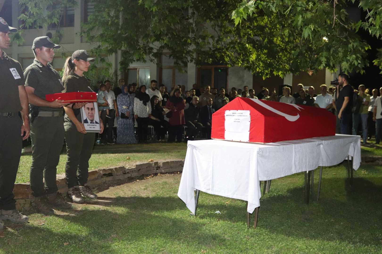 Yangına müdahale ederken kaza gerçirmişti: Şehit olan Orman İşletme Müdürü için cenaze töreni düzenlendi haberinin görseli