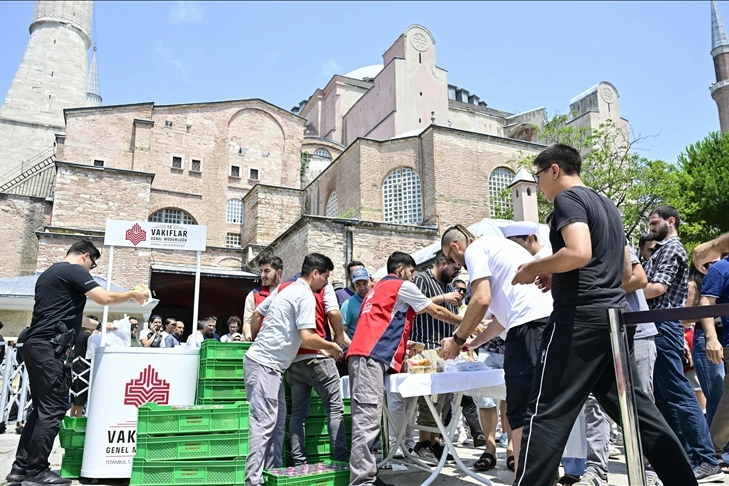 Ayasofya-i Kebir Cami-i Şerifi'nde vatandaşlara aşure ikram edildi