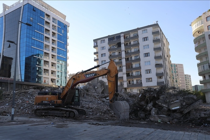Depremde ağır hasar görmüştü: Hasarlı bina yıkım sırasında çöktü