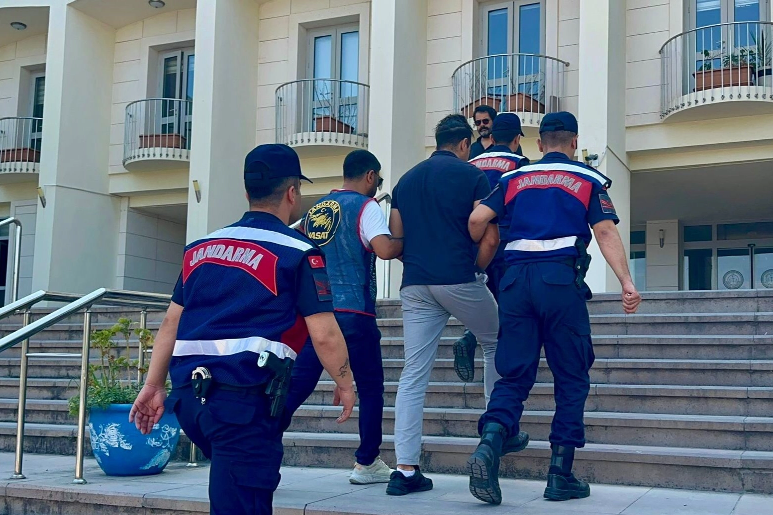 Hırsız turist yakayı ele verdi: Fransız turist jandarma operasyonuyla yakalandı haberinin görseli