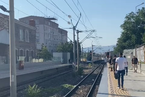 İZBAN'da teknik arıza: Yolcular raylarda yürümek zorunda kaldı