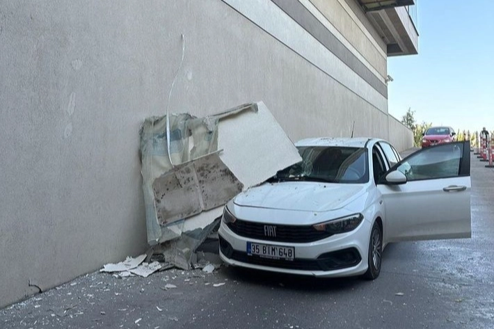 İzmir haber: AVM otoparkında korku dolu anlar: Tavan kalıbı otomobilin üzerine düştü