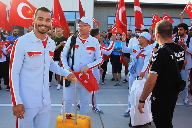 İzmirli cimnastikçilere görkemli uğurlama haberinin görseli