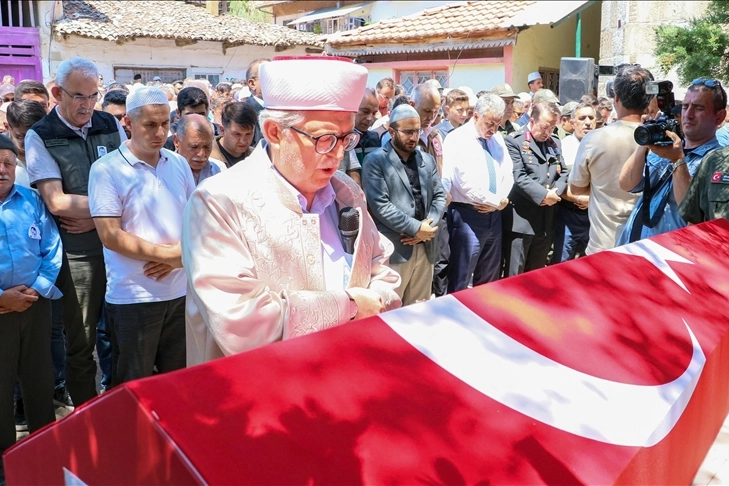 Şehit ormancı Şahin Dönertaş'ın cenazesi, memleketi Manisa'da toprağa verildi