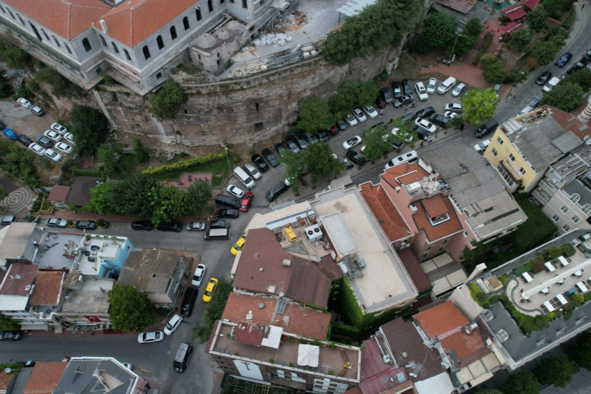 1800 yıllık tarihi hipodrom duvarı havadan böyle fotoğraflandı haberinin görseli