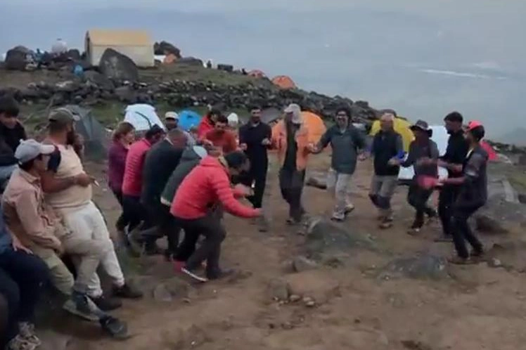 Ağrı Dağı zirvesine çıkan 3 kişiden haber alınamıyor: Arama kurtarma ekipleri harekete geçti haberinin görseli