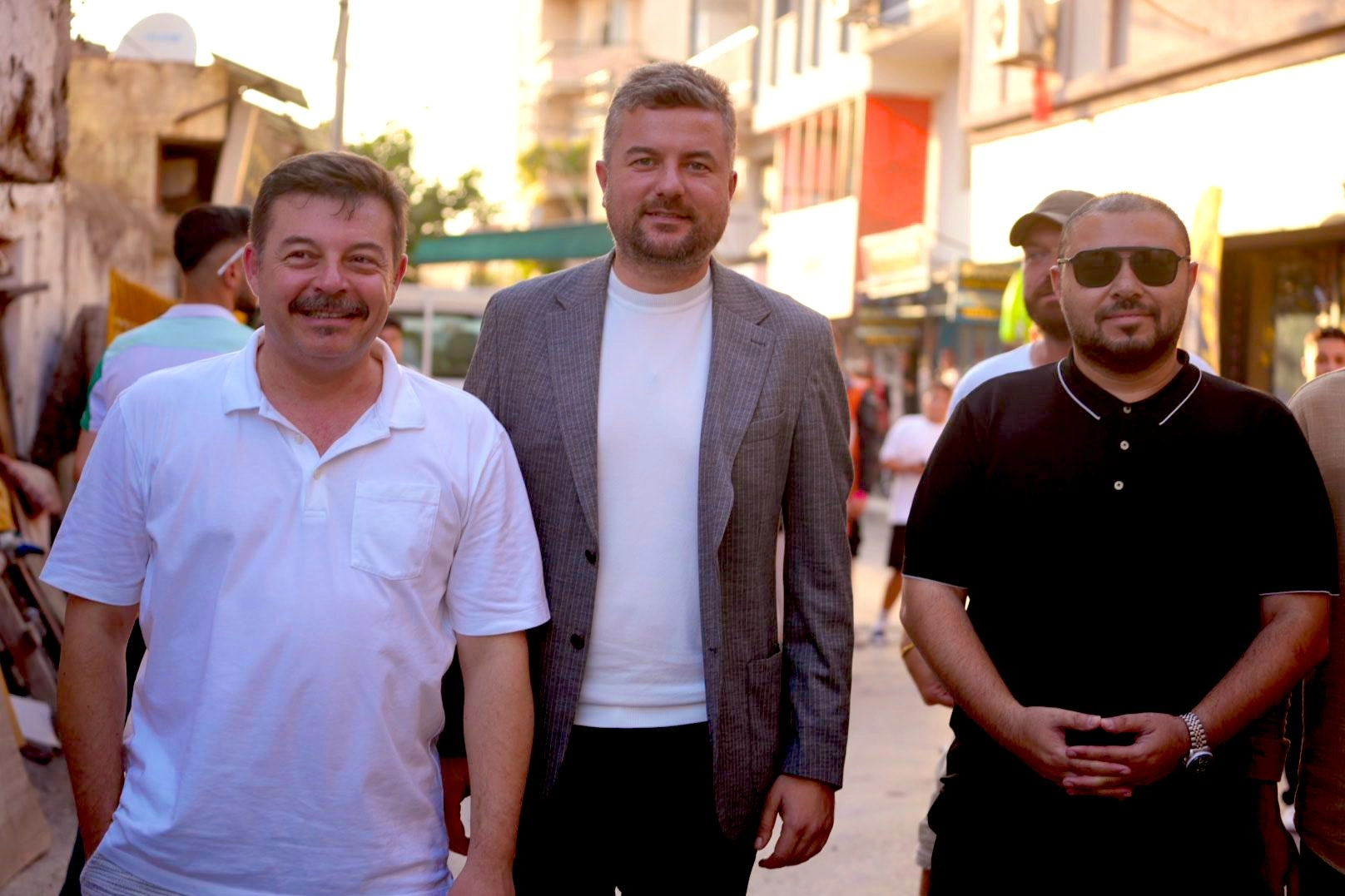 Buca Belediye Başkanı Görkem Duman Çakallarla Dans 7 setini ziyaret etti haberinin görseli