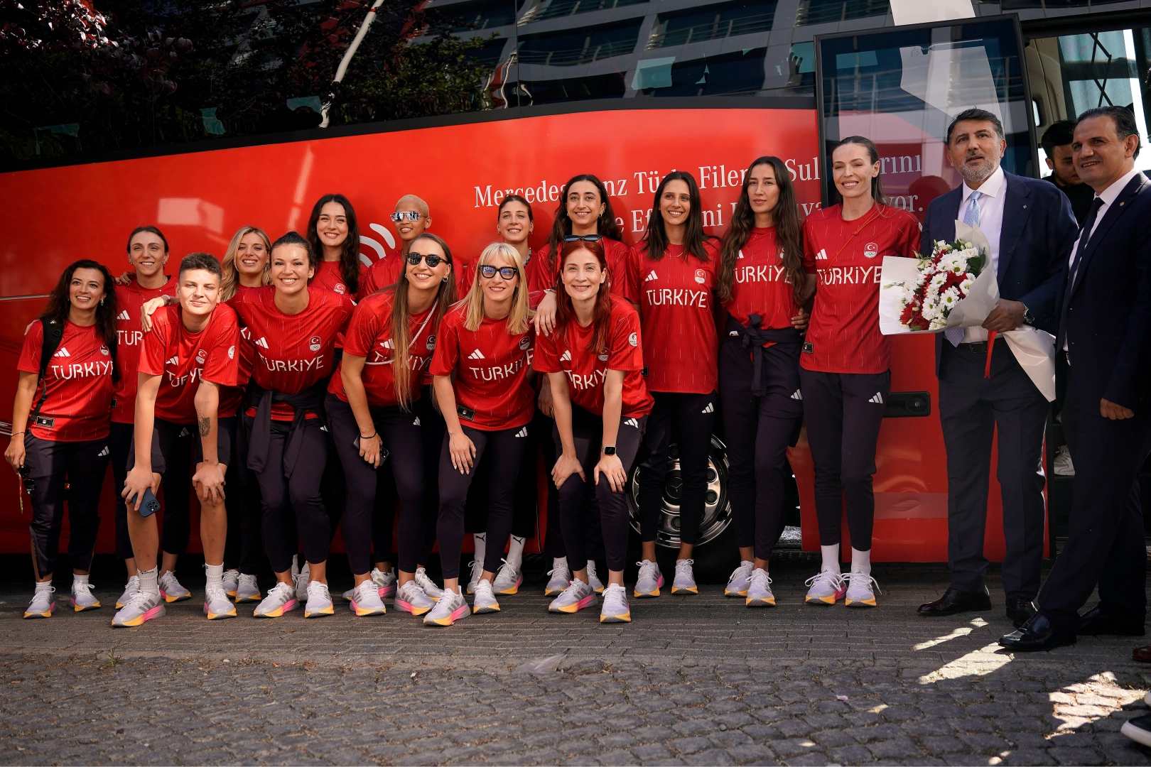 A Milli Kadın Voleybol Takımı Paris yolculuğuna start verdi