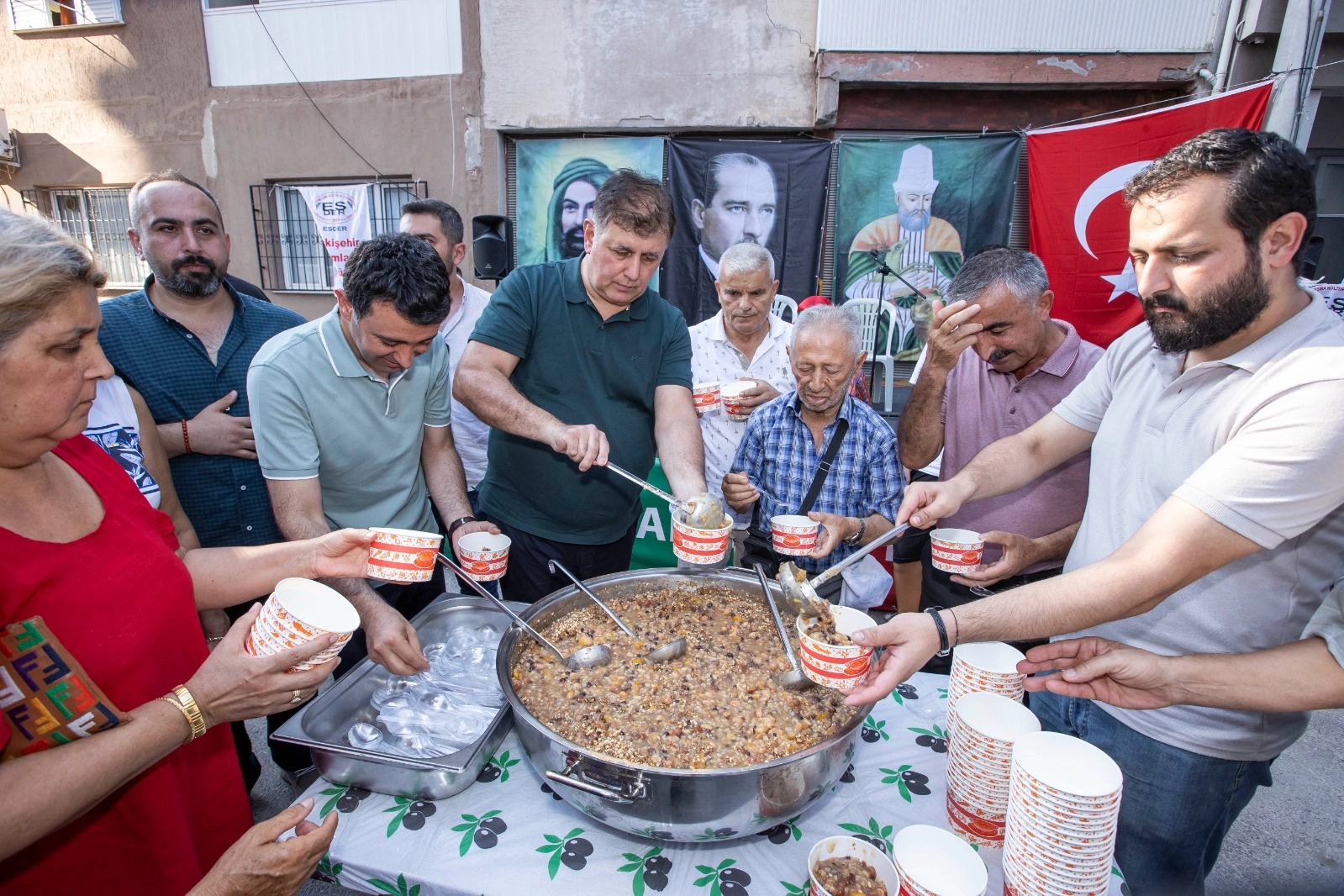 Cemil Tugay aşure dağıttı