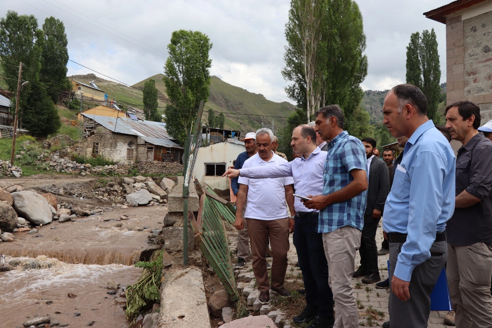 Erzurum'da belediyeler selin yaralarını sarmak için seferber oldu