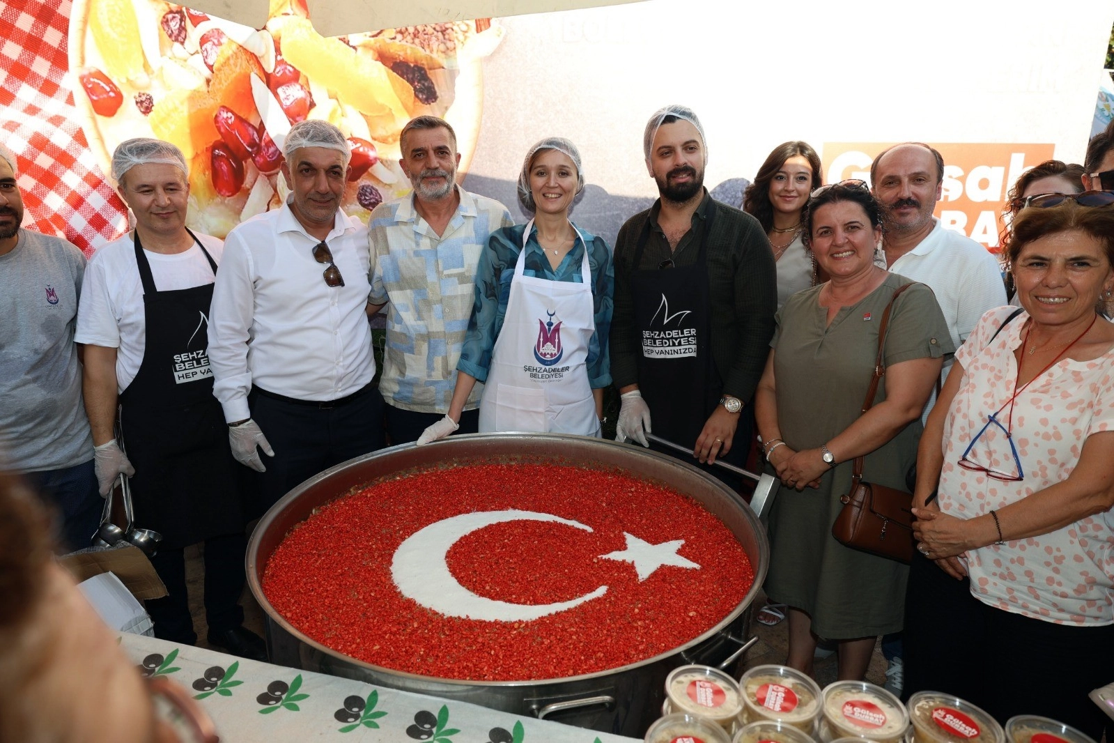 Manisa'da binlerce kişiye aşure ikramı