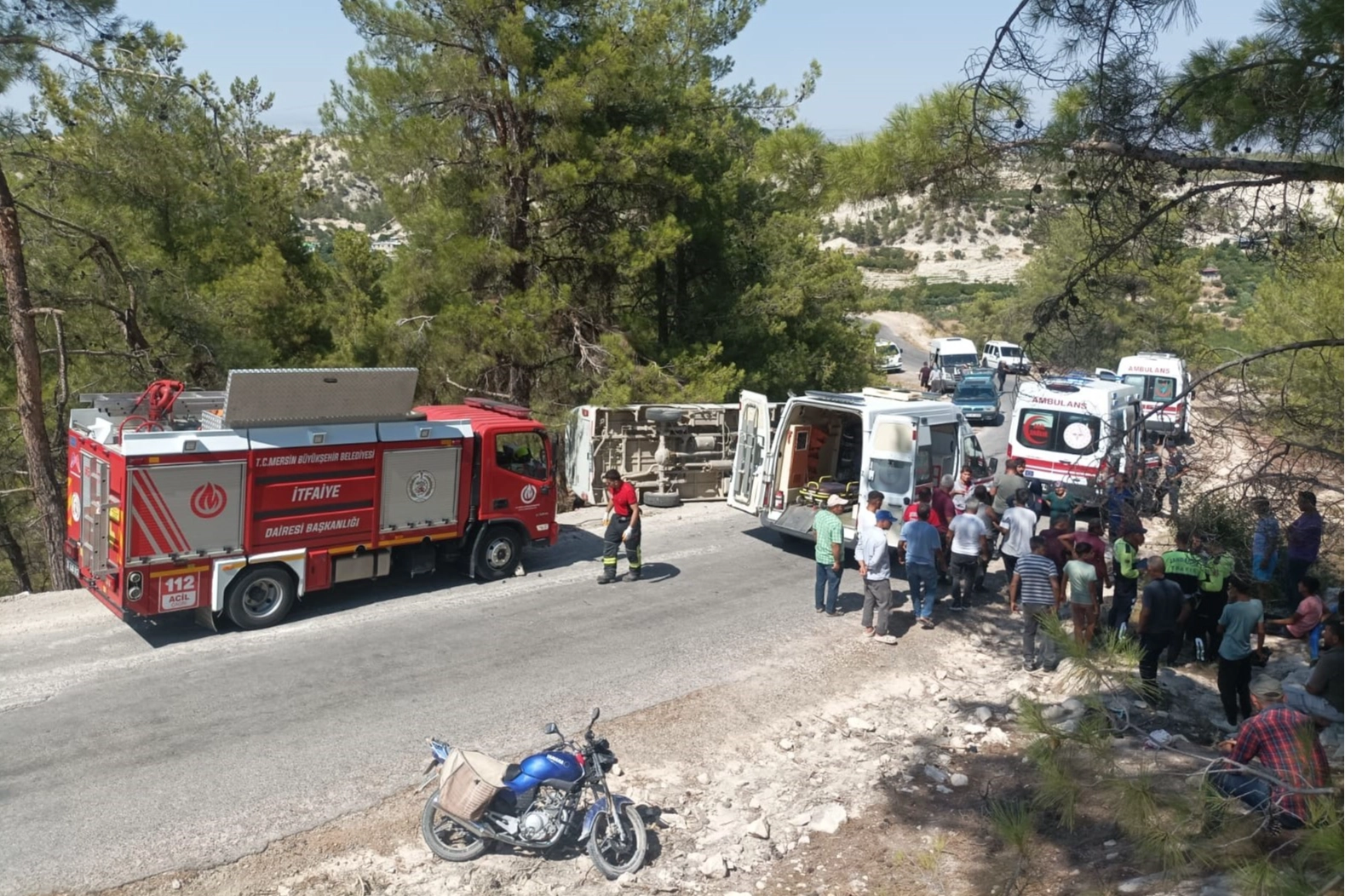 Mersin'de kaza: Tarım işçilerini taşıyan minibüs devrildi