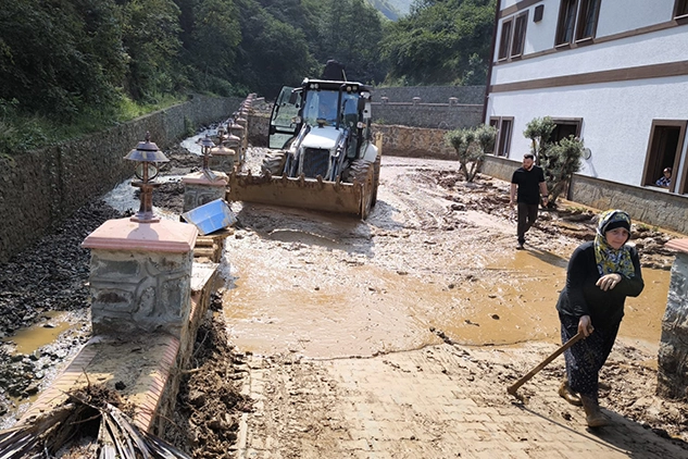 Trabzon'da şiddetli yağışın vurduğu yerler temizleniyor