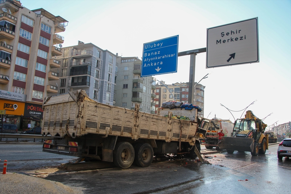 Uşak'ta feci kaza: Karpuz yüklü kamyon direğe çarptı