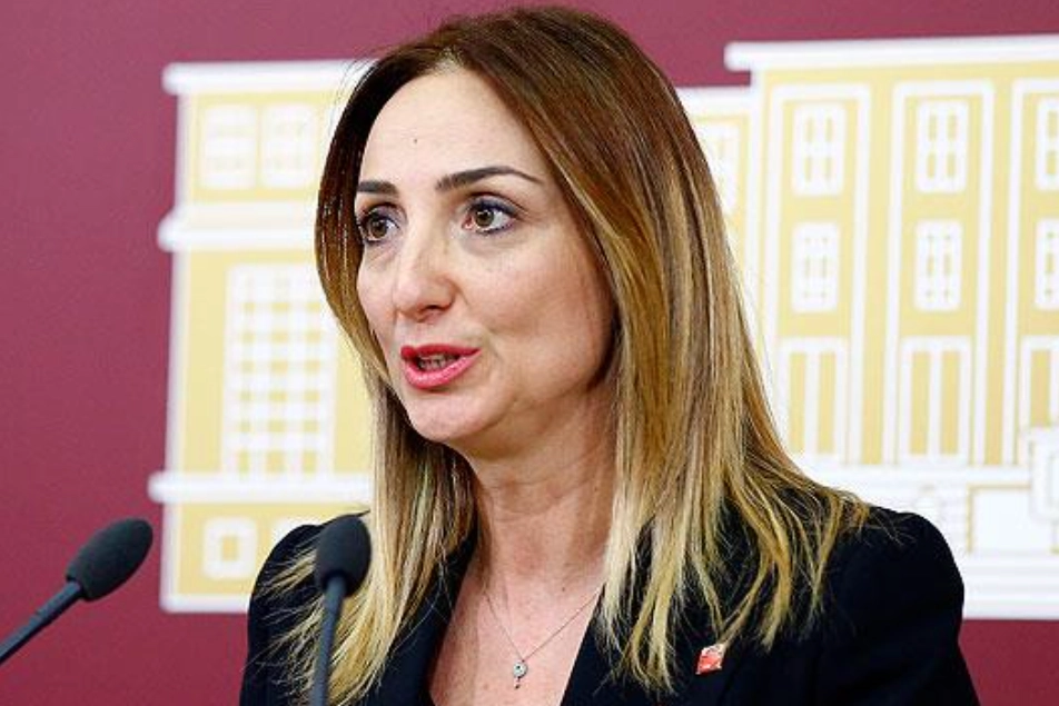 Aylin Nazlıaka duyurdu: Soyadı düzenlemesi 9. Yargı Paketi’nden çıkarılıyor haberinin görseli